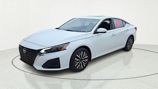 Pearl White Tricoat 2025 Nissan Altima 2.5 SV