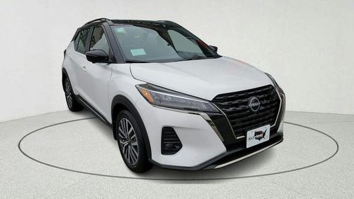 Aspen White Tricoat/Super Black 2024 Nissan Kicks SR