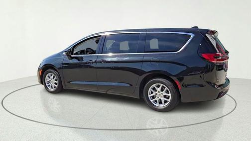 Brilliant Black Crystal Pearlcoat 2023 Chrysler Pacifica Touring L