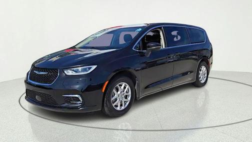 Brilliant Black Crystal Pearlcoat 2023 Chrysler Pacifica Touring L