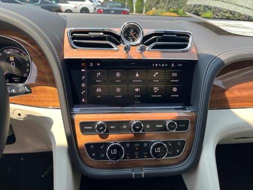 2024 Bentley Bentayga V8