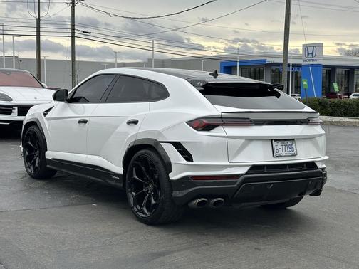 2023 Lamborghini Urus Performante