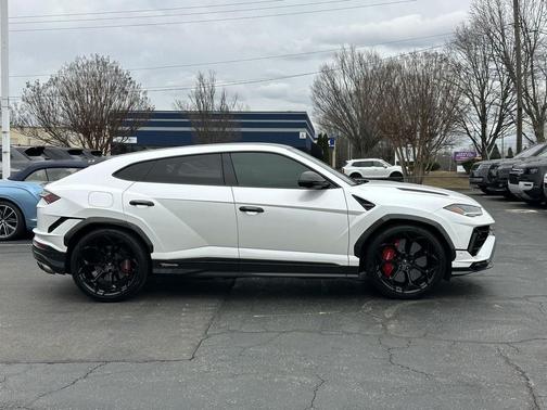 2023 Lamborghini Urus Performante