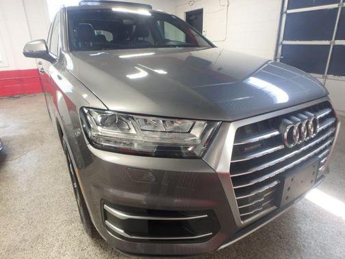 Graphite Gray Metallic 2017 Audi Q7 3.0T Premium