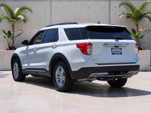 Oxford White 2022 Ford Explorer XLT