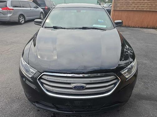 Black 2018 Ford Taurus SEL