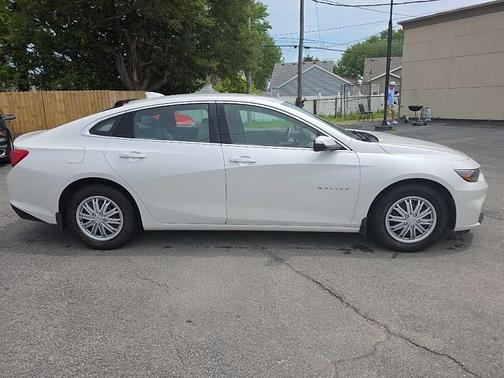 White 2017 Chevrolet Malibu 1LT