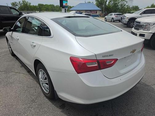 White 2017 Chevrolet Malibu 1LT