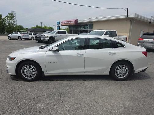 White 2017 Chevrolet Malibu 1LT