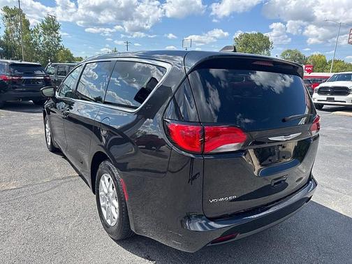 2022 Chrysler Voyager LX