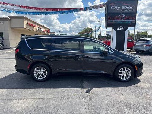 2022 Chrysler Voyager LX