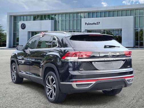 Deep Black Pearl Effect 2022 Volkswagen Atlas Cross Sport 2.0T SEL