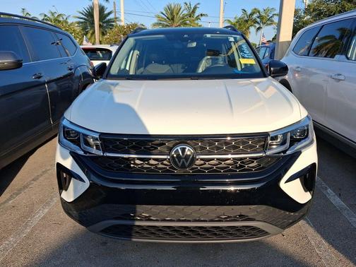 Pure White 2024 Volkswagen Taos 1.5T SE Black