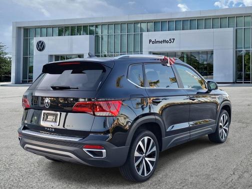 Deep Black Pearl Effect 2024 Volkswagen Taos 1.5T SE