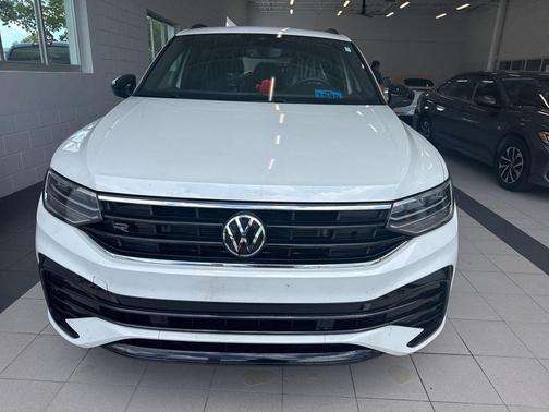Opal White Pearl Effect 2024 Volkswagen Tiguan 2.0T SE R-Line Black