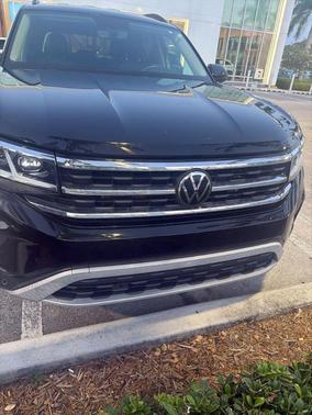Deep Black Pearl Effect 2023 Volkswagen Atlas 3.6L SE w/Technology