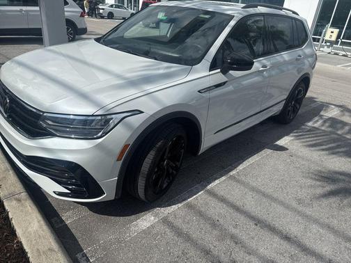 Opal White Pearl Effect 2023 Volkswagen Tiguan 2.0T SE R-Line Black