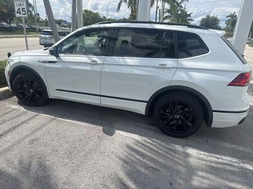 Opal White Pearl Effect 2023 Volkswagen Tiguan 2.0T SE R-Line Black
