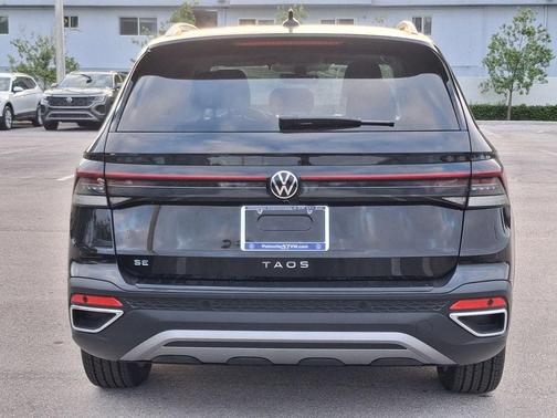 Deep Black Pearl 2026 Volkswagen Taos 1.5T SE