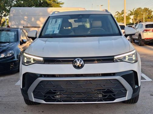 Pure White 2026 Volkswagen Taos 1.5T SE