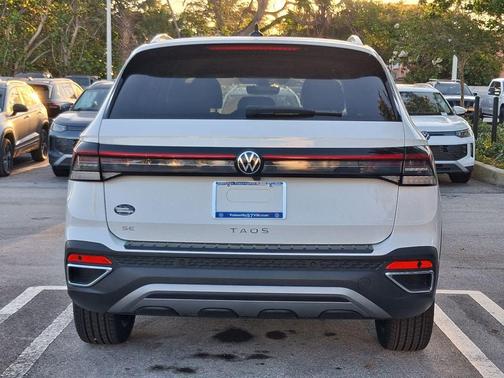 Pure White 2026 Volkswagen Taos 1.5T SE