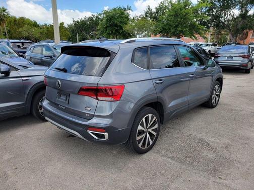 Platinum Gray Metallic 2024 Volkswagen Taos 1.5T SE