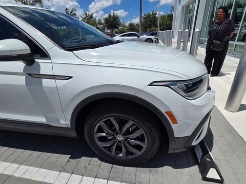 Pure White 2022 Volkswagen Tiguan 2.0T SE
