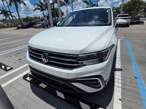 Pure White 2022 Volkswagen Tiguan 2.0T SE