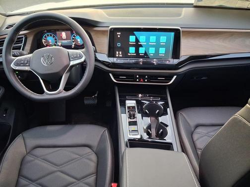 Avocado Green Pearl 2026 Volkswagen Atlas 2.0T SE W/TECHNOLOGY