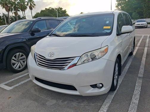 Blizzard Pearl 2017 Toyota Sienna XLE