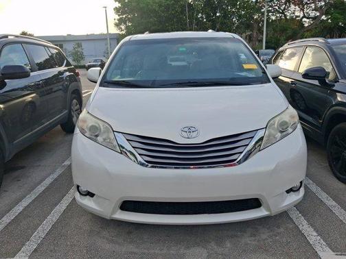 Blizzard Pearl 2017 Toyota Sienna XLE