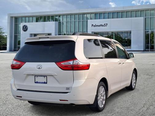 Blizzard Pearl 2017 Toyota Sienna XLE
