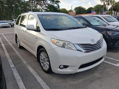 Blizzard Pearl 2017 Toyota Sienna XLE