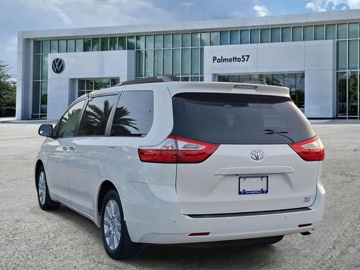 Blizzard Pearl 2017 Toyota Sienna XLE