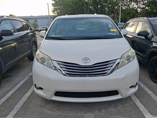 Blizzard Pearl 2017 Toyota Sienna XLE
