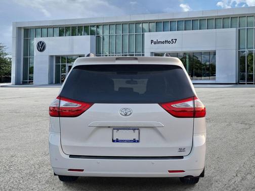 Blizzard Pearl 2017 Toyota Sienna XLE