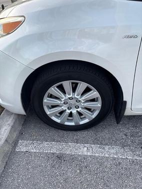 White 2017 Toyota Sienna XLE