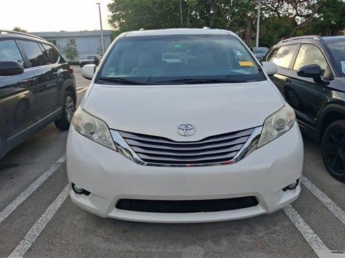 Blizzard Pearl 2017 Toyota Sienna XLE