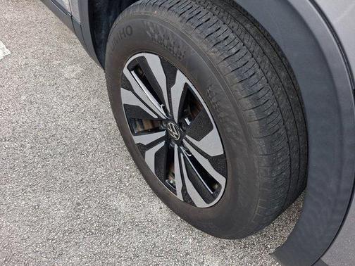 Silver Bird Metallic 2024 Volkswagen Atlas Cross Sport 2.0T SE