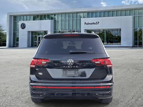 Deep Black Pearl Effect 2023 Volkswagen Tiguan 2.0T SE R-Line Black