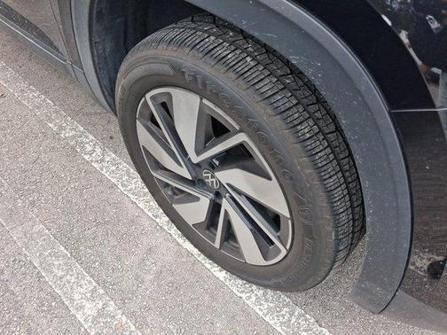 Deep Black Pearl Effect 2024 Volkswagen Atlas 2.0T SE w/Technology