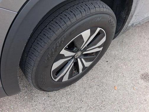 Platinum Gray Metallic 2024 Volkswagen Atlas 2.0T SE
