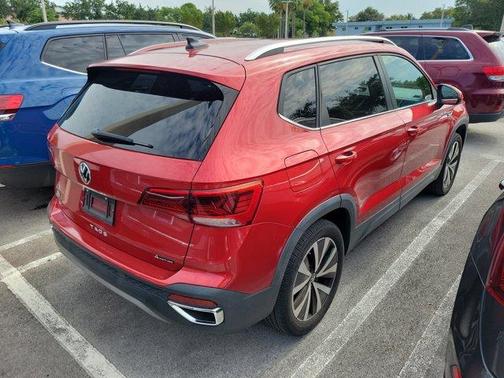 Kings Red 2022 Volkswagen Taos 1.5T SE