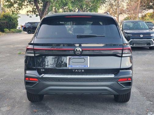Deep Black Pearl 2026 Volkswagen Taos 1.5T SE Black