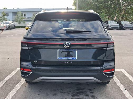 Deep Black Pearl 2026 Volkswagen Taos 1.5T SE
