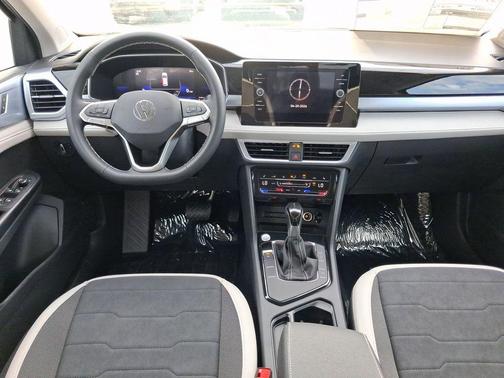 Deep Black Pearl 2026 Volkswagen Taos 1.5T SE