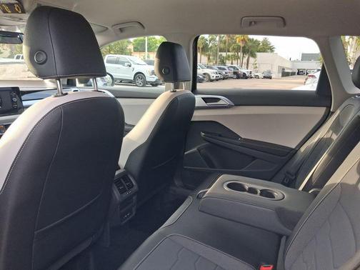 Deep Black Pearl 2026 Volkswagen Taos 1.5T SE