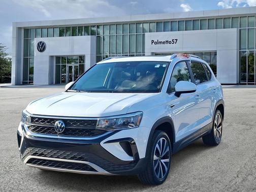 Pure White 2024 Volkswagen Taos 1.5T SE