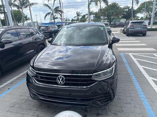 Deep Black Pearl Effect 2023 Volkswagen Tiguan 2.0T SE R-Line Black