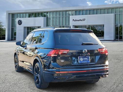 Deep Black Pearl Effect 2023 Volkswagen Tiguan 2.0T SE R-Line Black